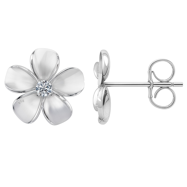 A pair of flower-shaped stud earrings for women, with a central American diamond and brushed petals in sterling silver.