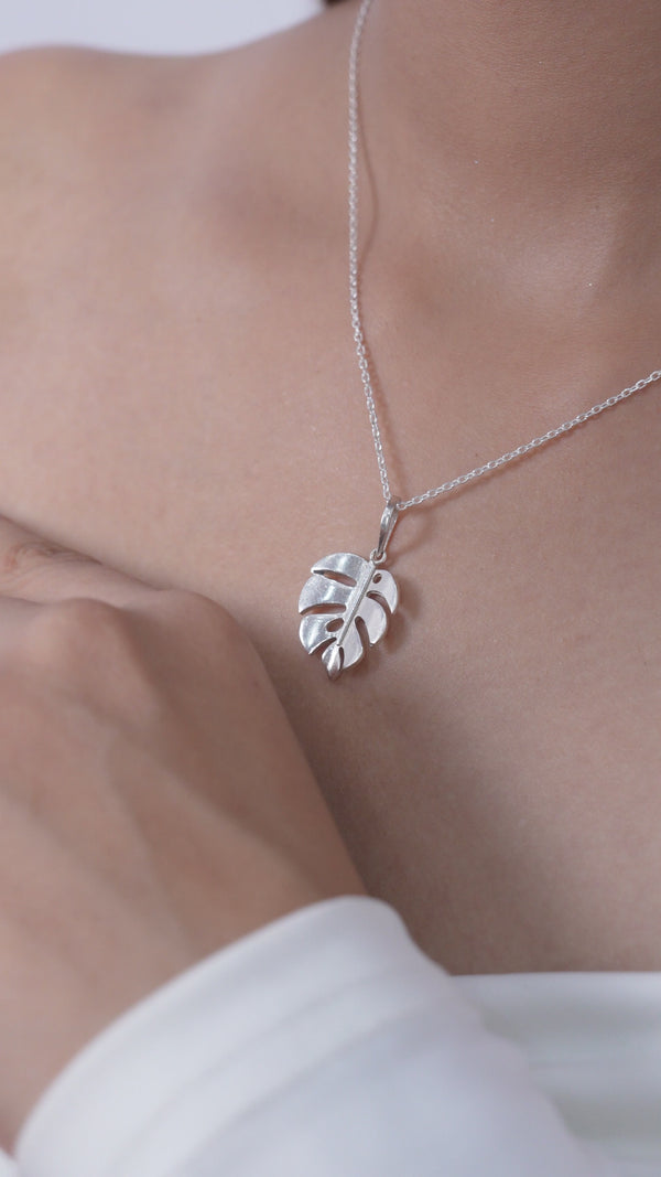 Leafy Affair Leaf Pendant Necklace in 925 Sterling Silver