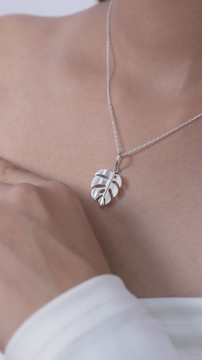 Leafy Affair Leaf Pendant Necklace in 925 Sterling Silver